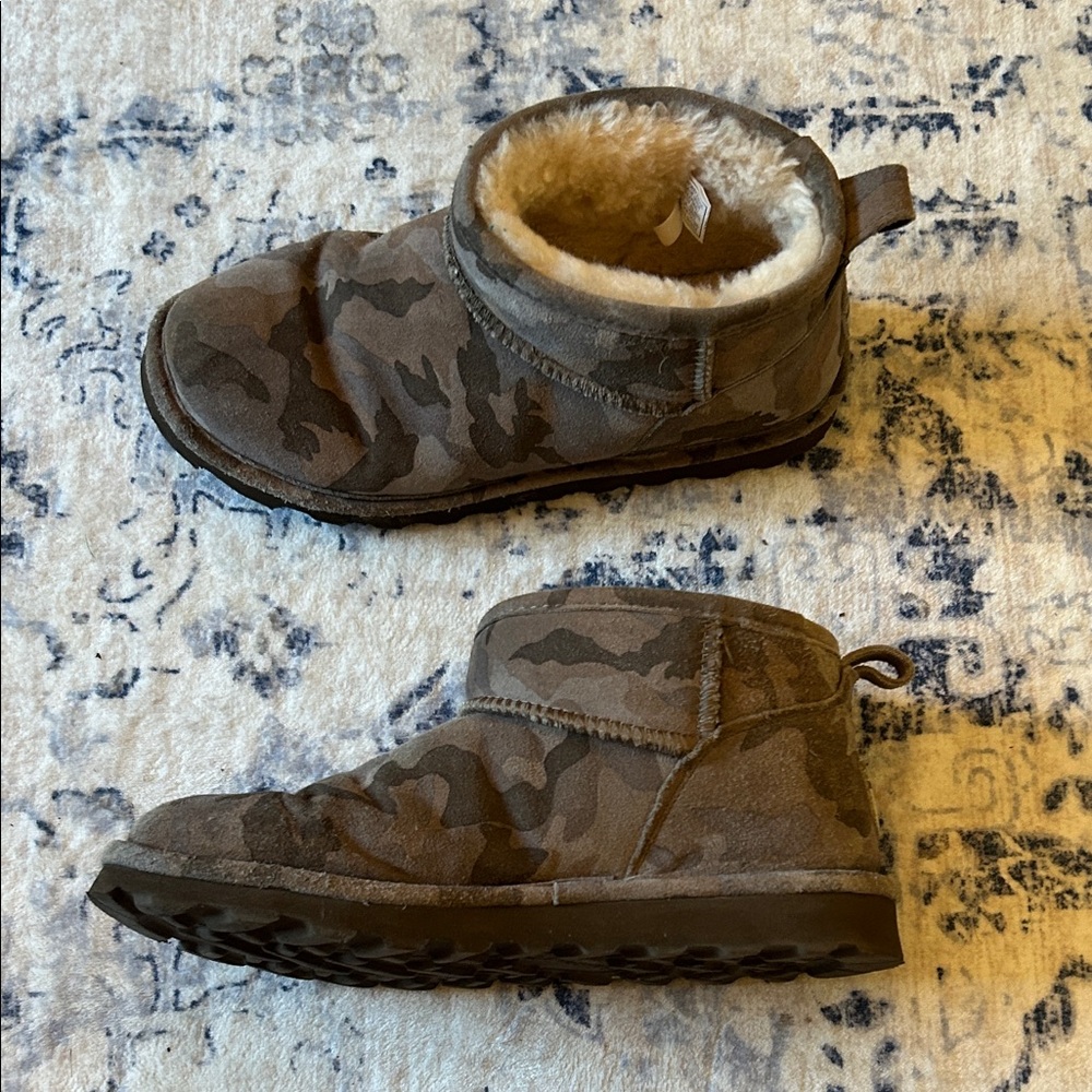 bear paw camo mini boots!!